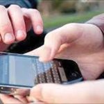 ببینید | لحظه اقدام به سرقت تلفن همراه خبرنگار خارجی حین پخش زنده!