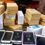 بازار تلفن همراه در چنبره رقابت نابرابر و واردات مسافری