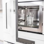 هشدار علمی: خطر پنهان جوشاندن آب در مایکروویو