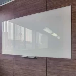 وایت برد: راهنمای کامل انواع، کاربردها و انقلاب نوین وایت برد شیشه ای در دفاتر کار و آموزش