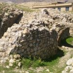 سفری به تاریکی و نور؛ تجربه راهروهای قلعه «هزار در» دره‌شهر