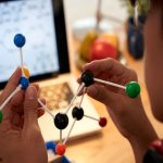 وقتی ربات‌ها پیراهن تا می‌زنند | NEO هنوز با حوصله کار می‌کند!