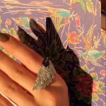 عکس ها / نگاهی به جواهرات اشرافی مینا مختاری، همسر با سلیقه بهرام رادان در آستانه شب یلدا/ از ست گوشواره و انگشتر با سنگ زمردی گرفته تا انگشتر طاووسی